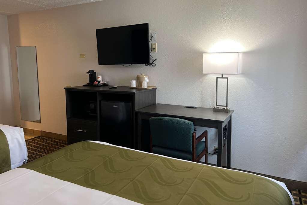 Econo Lodge Louisville East Room photo